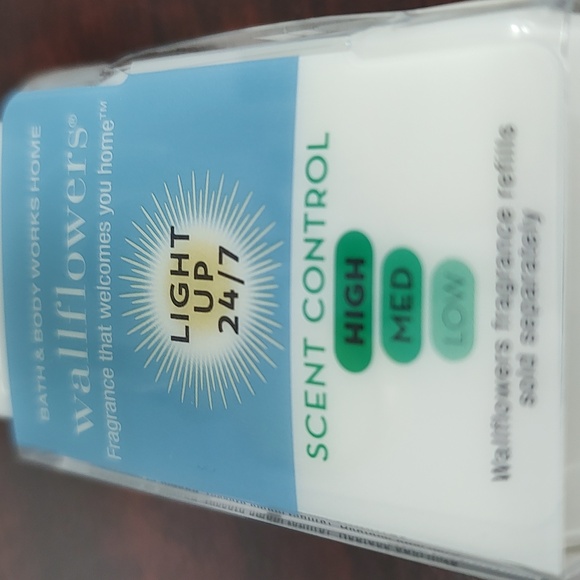 Bath & Body Works BREEZY DAY Wallflower Bundle + Scent Control Nightlight Plug - Picture 9 of 9